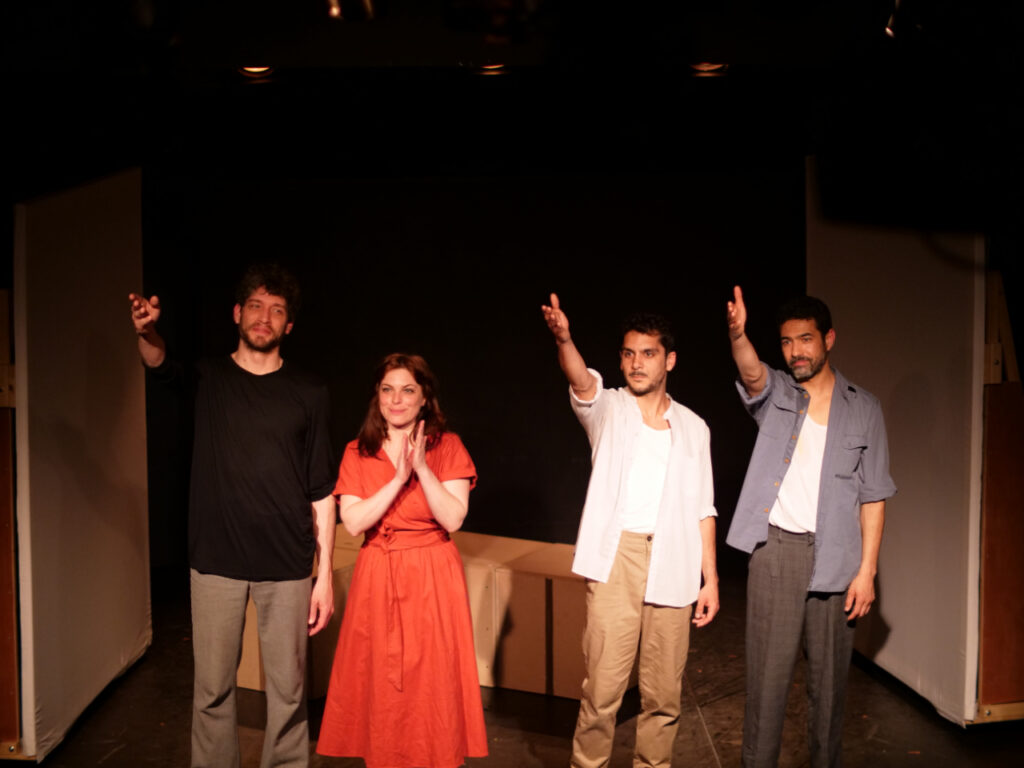 Les saluts de Come prima au théâtre des Déchargeurs en 2023.